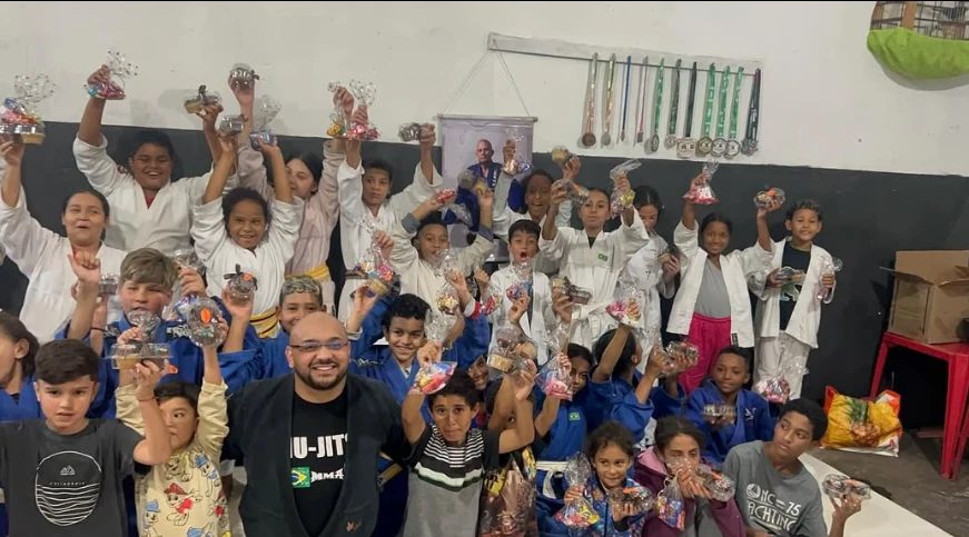 Crianças do projeto comemorando no tatame