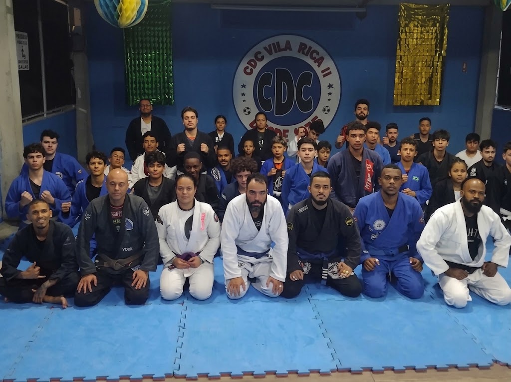 Alunos treinando a luta no chão durante a aula
